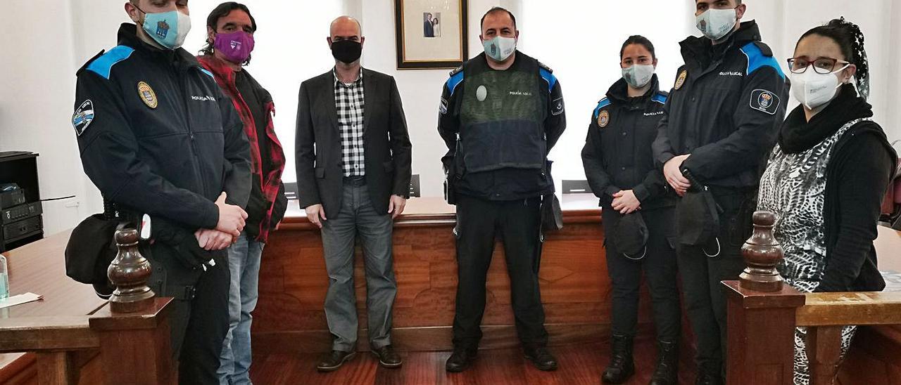 Los agentes con el jefe y responsables del gobierno. | // S.Á.