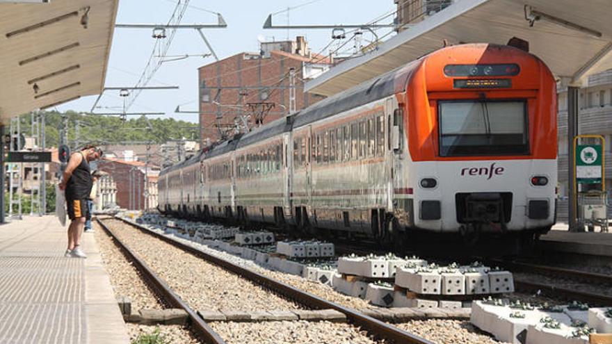 Un tren Regional dels que cobreix el trajecte entre Portbou i Barcelona, aturat a l&#039;estació de Girona.