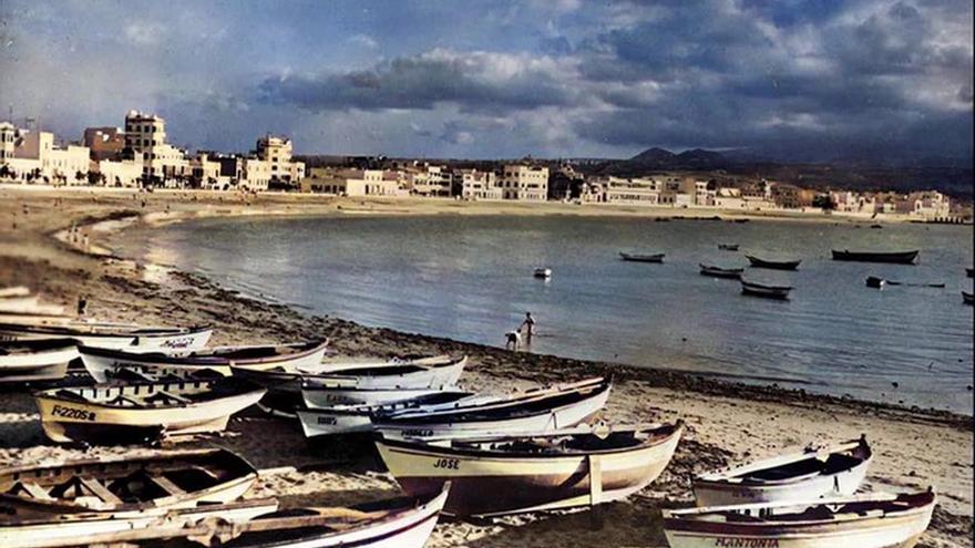 La seba histórica de la playa de Las Canteras: las algas están desde los años 40