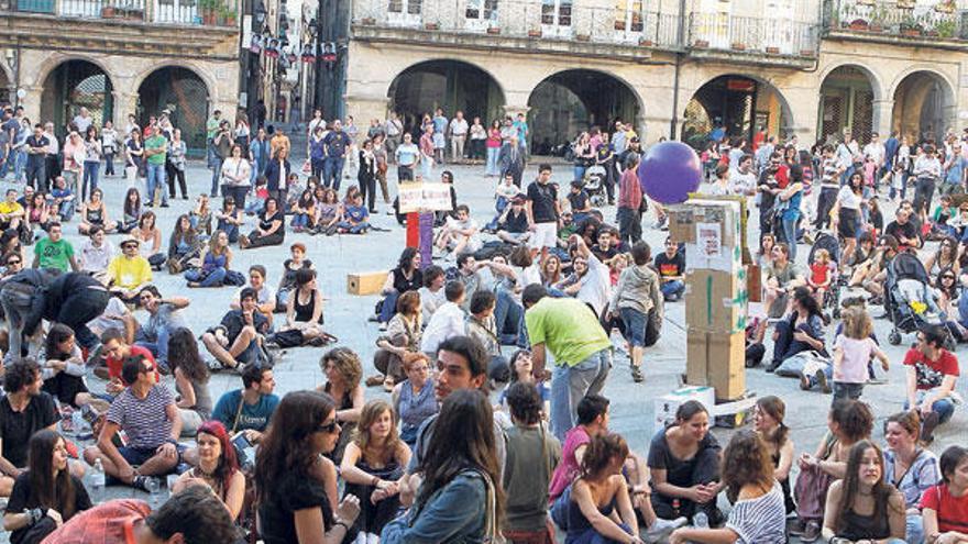 Cerca de 200 ourensanos pernoctaron en la Plaza Mayor para exigir al poder &quot;democracia real, ya&quot;