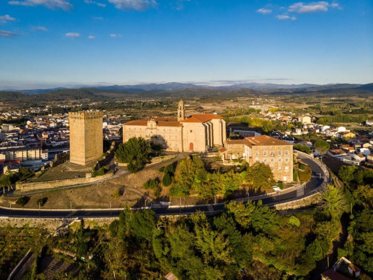 El conjunto Monumental de San Vicente do Pino domina la vista de la localidad desde su punto más alto.