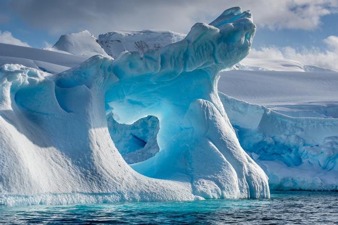 Iceberg erosionado de tiempo en la bahía Antártica de Wilhemina