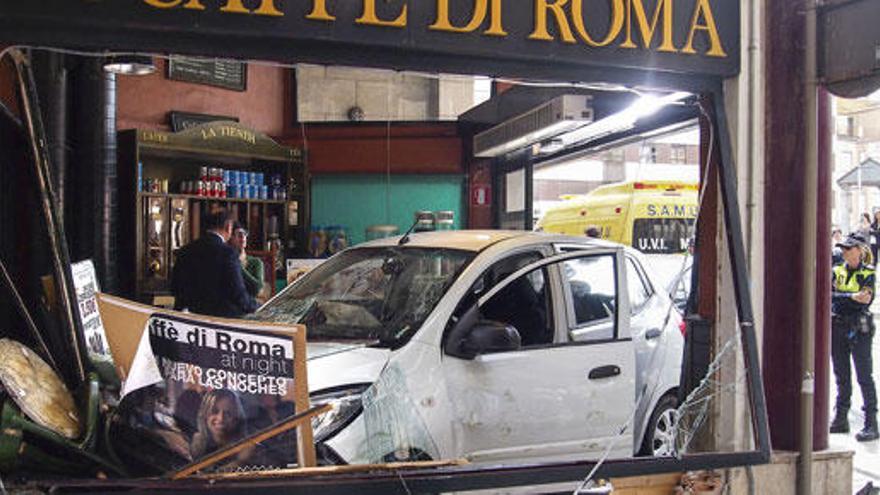 El coche dentro de la cafeteria