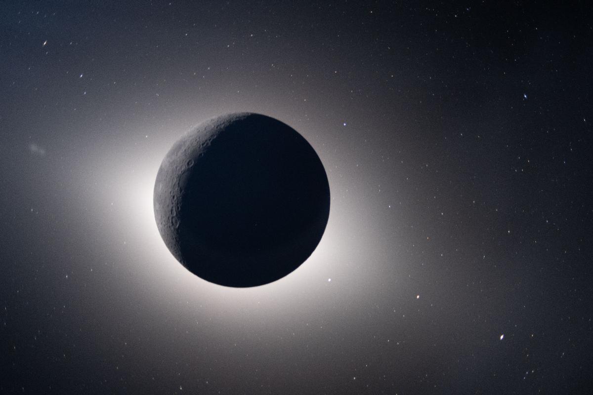 Un eclipse de sol visto desde la nave Orion.