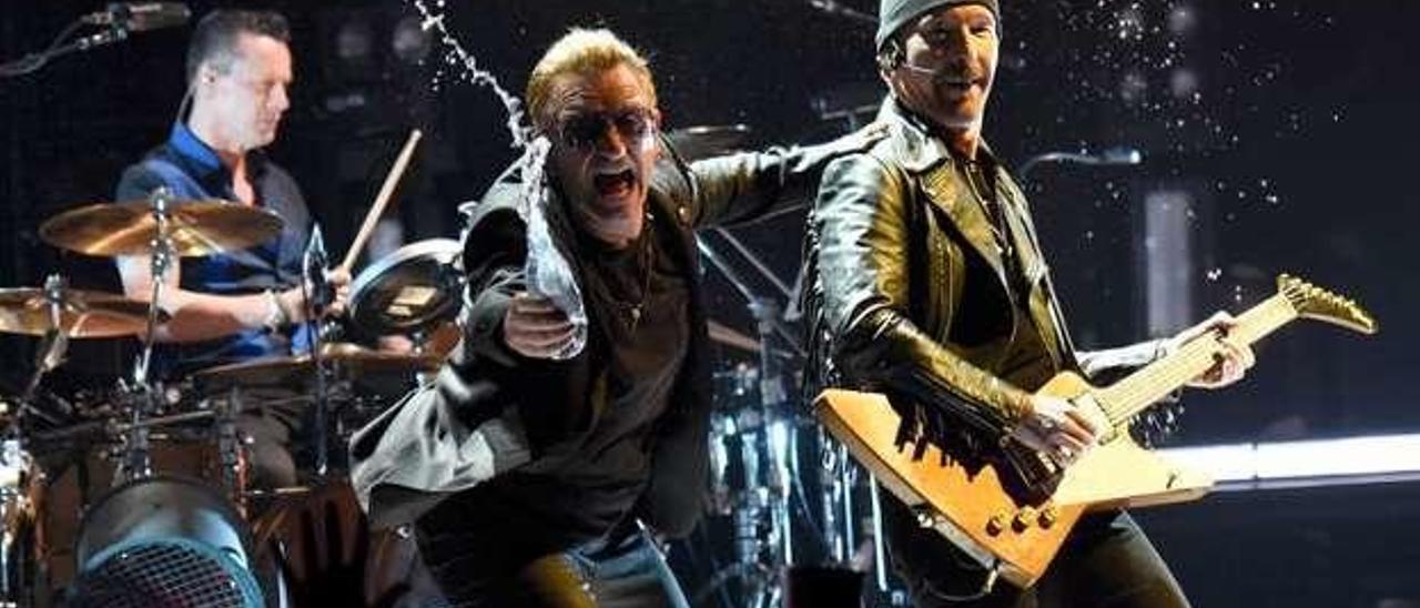 Larry Mullen, Bono y The Edge, en un concierto de esta gira.