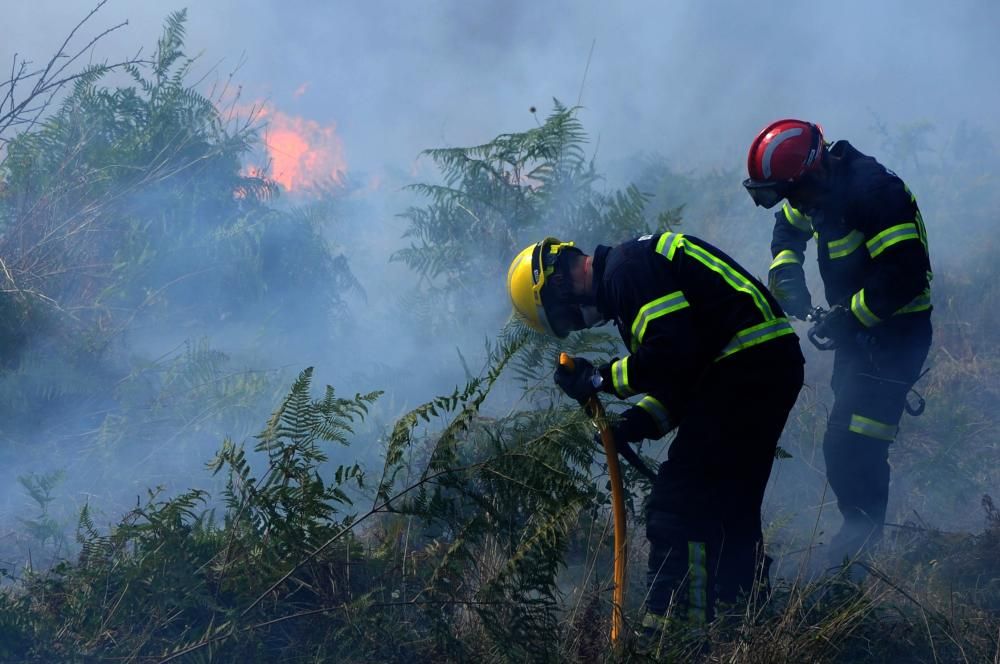 Vilagarcía lucha contra el fuego