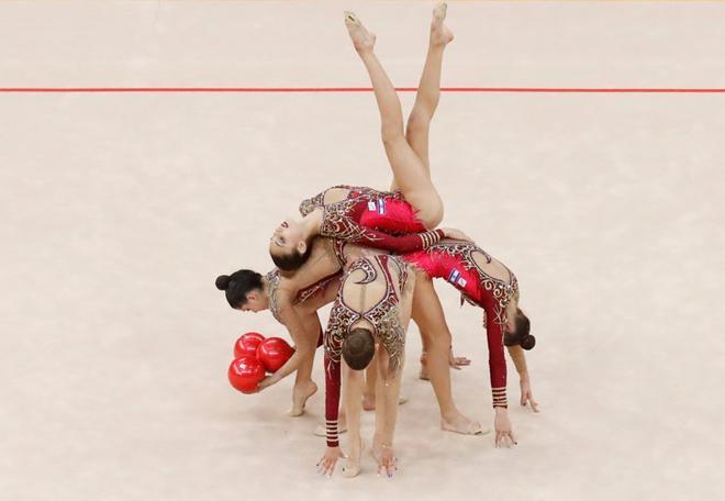 El equipo de Israel realiza su rutina durante el Mundial de Gimnasia Rítmica 2019 en Baku, Azerbaiyán.