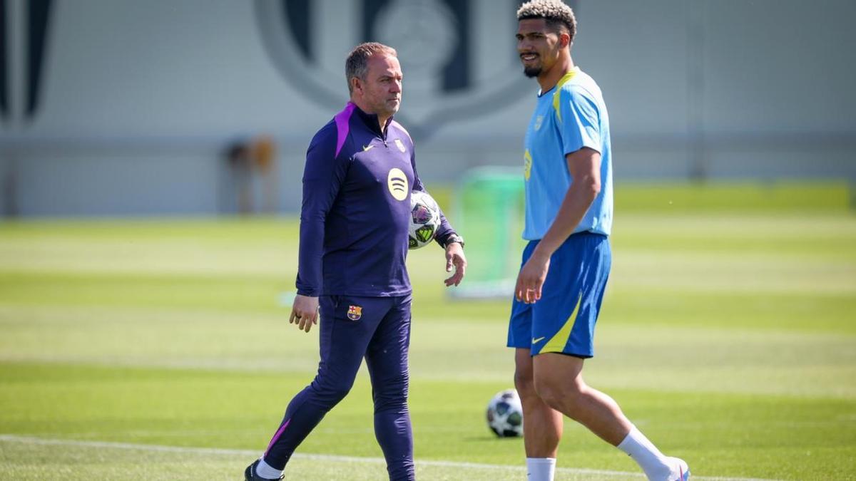 Araujo junto a Hansi Flick en la sesión previa al partido ante el Atlético de Madrid
