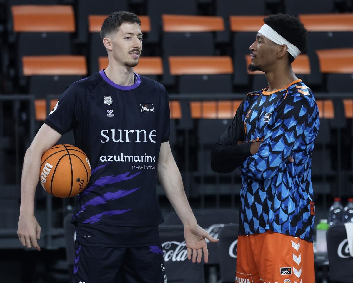 Kameron Taylor y Aleix Font, antes del partido entre el Valencia Basket y el Surne Bilbao.