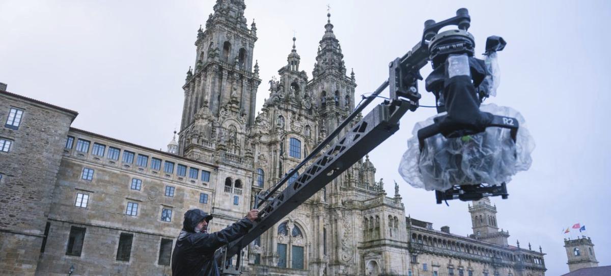 Un momento de los rodajes, ayer, frente a la fachada de la Catedral. | J. O. | Netflix
