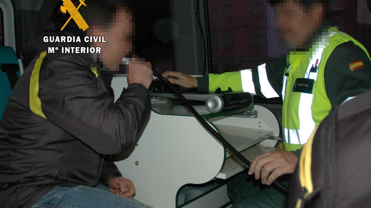 La Guardia Civil realiza un control de alcoholemia