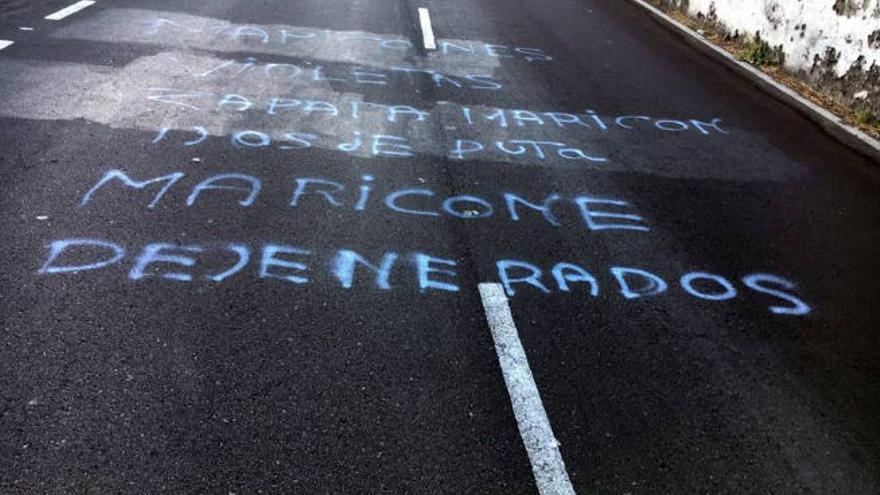 Imagen de las pintadas realizadas en una carretera de Tazacorte, actos que se repiten a pesar de la oposición del pueblo.