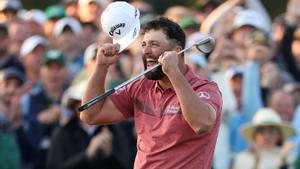 Jon Rahm celebra su victoria en Augusta en 2023.