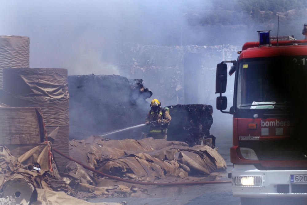 Incendi a la paperera Hinojosa de Sarrià de Ter