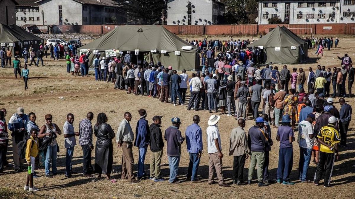 Largas colas para votar en Zimbabue.