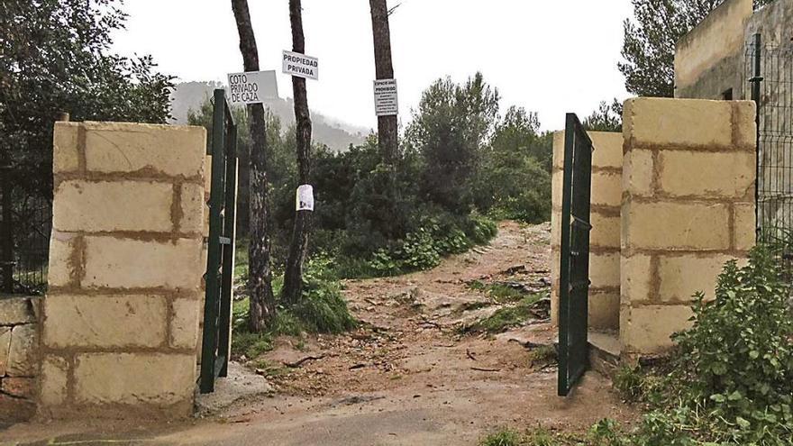 La verja del camino de Puigpunyent ha sido abierta y será retirada.