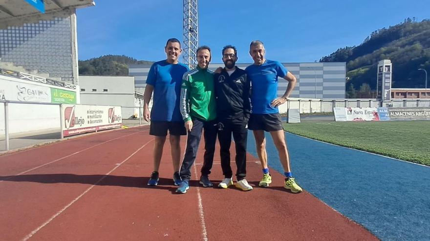 Luis Alberto Moro, segundo por la izquierda, junto a Fernando Martínez Fernández,  Raúl Velasco y Martín García, tras un entrenamiento del Club Atletismo Mieres en el estadio Hermanos Antuña. | D. M.