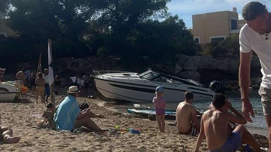 Una lancha queda embarrancada en Port des Torrent