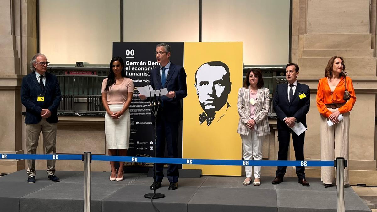 De izquierda a derecha Ramón Bernácer (nieto de Bernácer), Begoña Villacís (vicealcaldesa de Madrid), Pablo Hernández de Cos (gobernador del Banco de España), Amparo Navarro (rectora), Pedro Algarra (presidente Foro de Debate Económico Germán Bernácer) y Enar Ruiz (directora cátedra Bernácer).