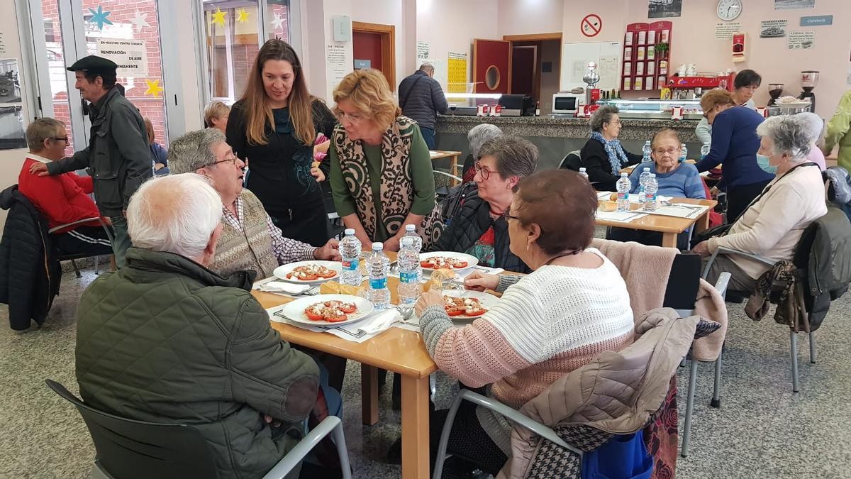 La consejera María Victoria Broto, esta mañana, en su visita al Hogar de mayores de Valdefierro.