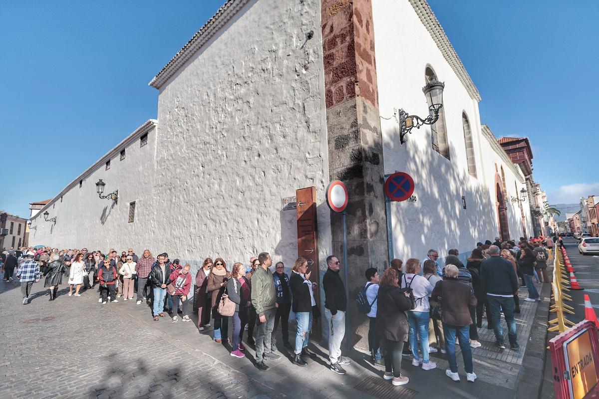 Colas para ver a 'La Siervita'