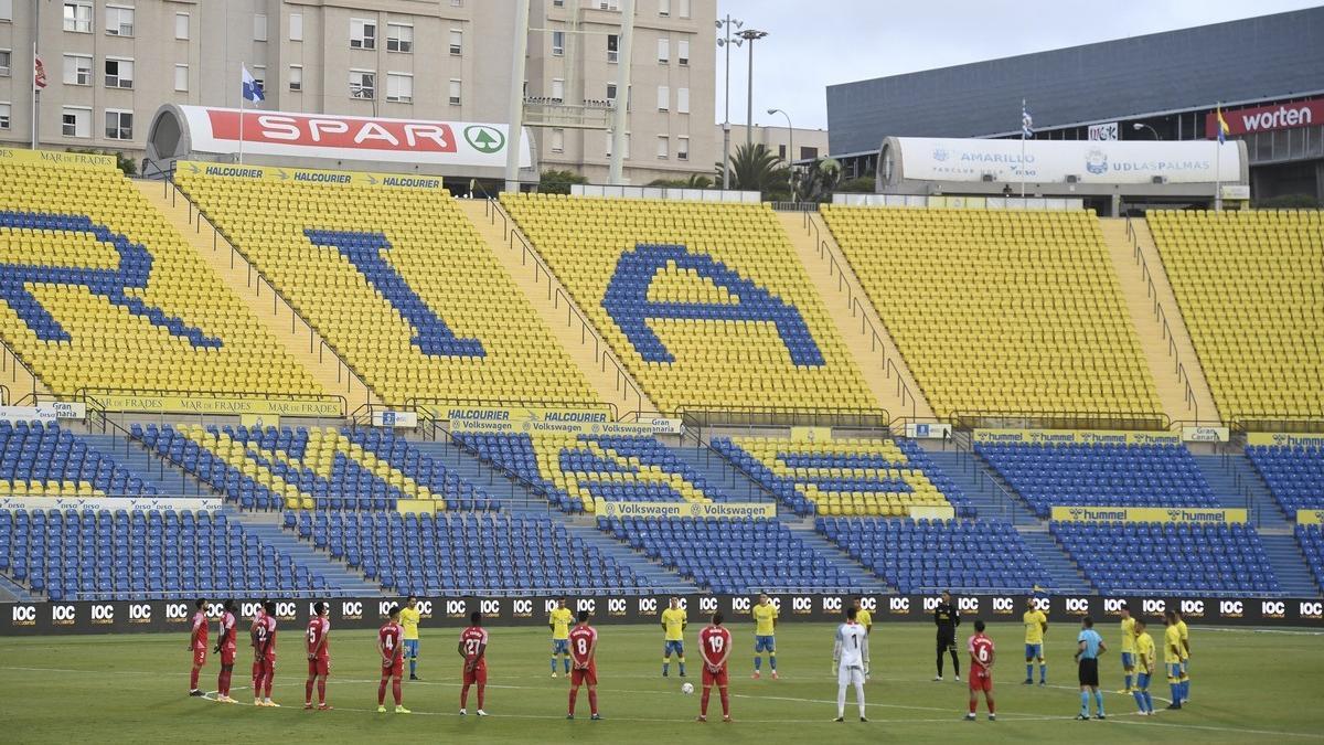 Los jugadores de los dos equipos saltan al campo