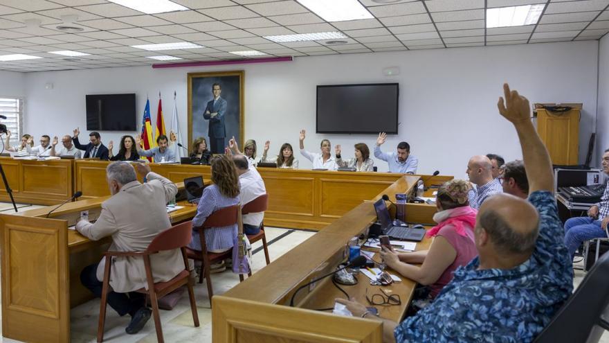Gobierno y oposición convierten el pleno de Torrevieja en un acto de precampaña