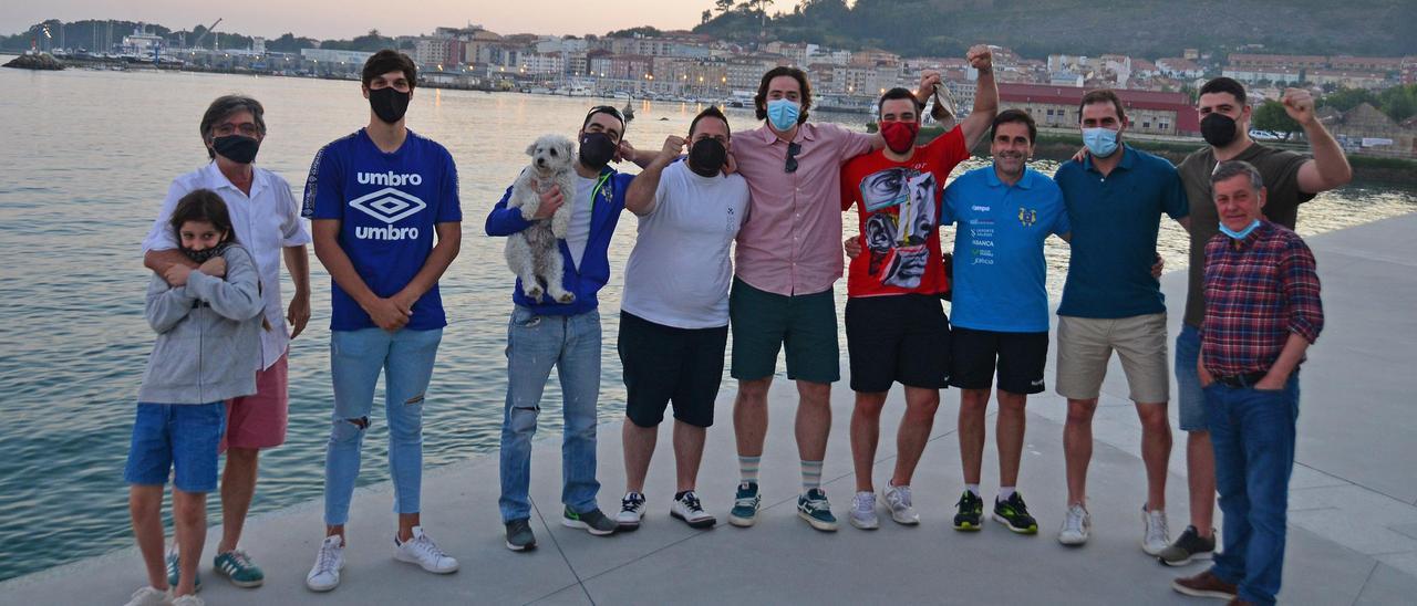 Jugadores del Cangas, parte del cuerpo técnico, el presidente y el expresidente del club celebran ayer la permanencia en Asobal.