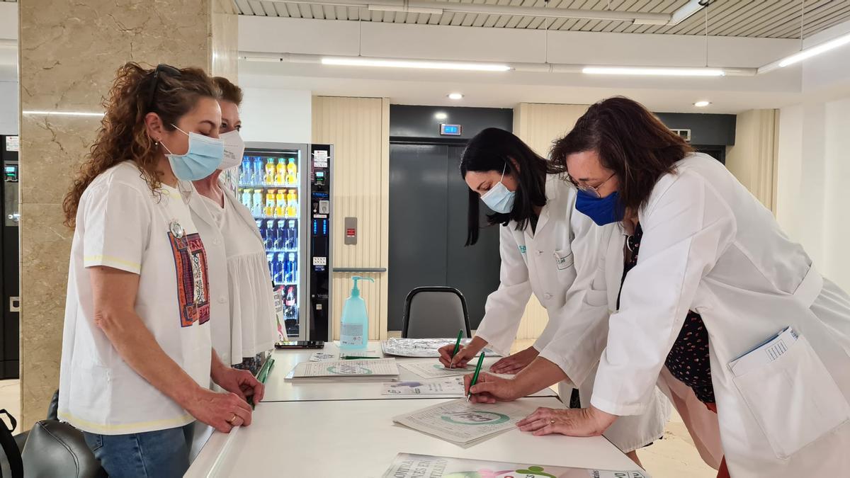 Unas sanitarias firman contra las agresiones.