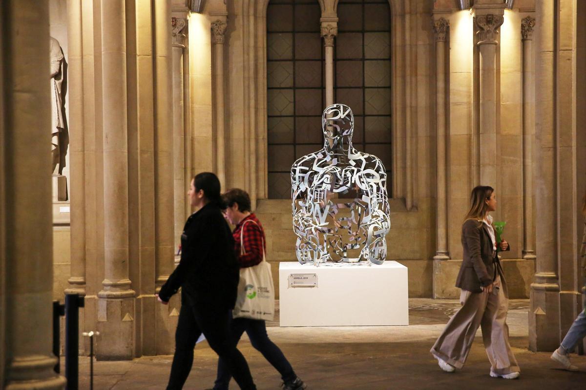 La escultura del artista Jaume Plensa que quedará instalada en el vestibulo del edificio historico de la UB