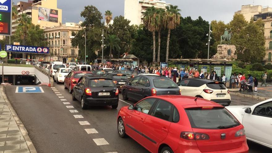 Las avenidas colapsadas a su paso por la plaza de España.