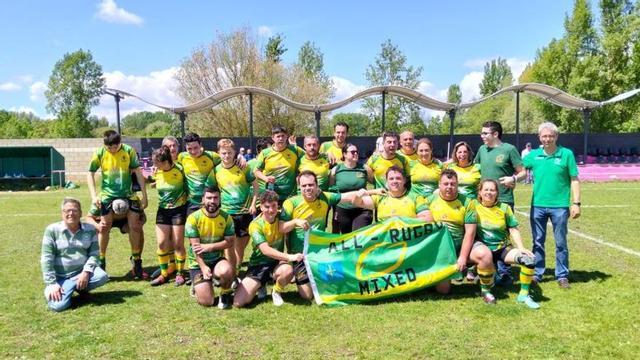 Los jugadores del All Rugby de Llanera celebran su victoria.  |