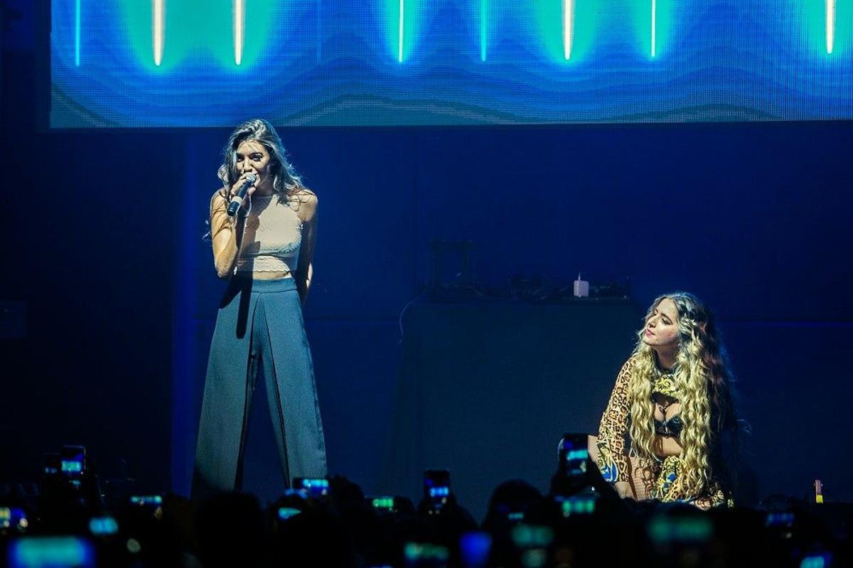 Ana canta y Mimi la mira desde el suelo