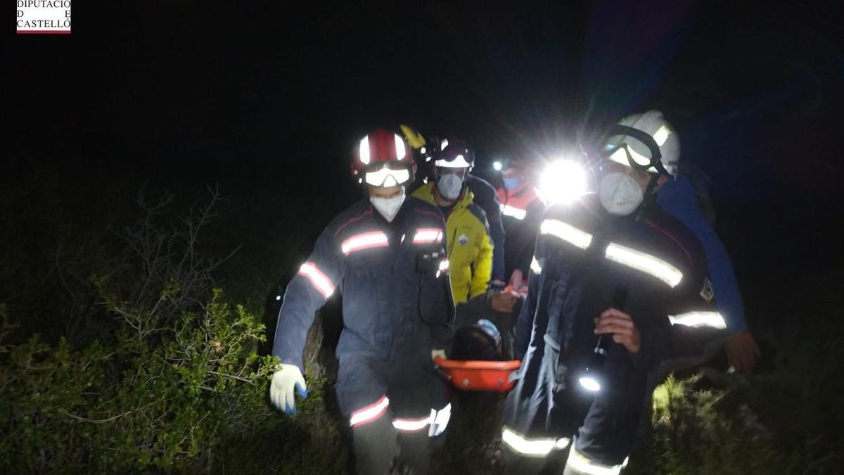 Momento en el que los bomberos completan el rescate del hombre.