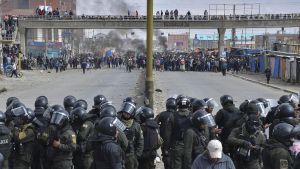 Policías controlan a los seguidores del presidente Luis Arce y del expresidente Evo Morales durante algunos enfrentamientos este domingo, en la ciudad de El Alto (Bolivia).