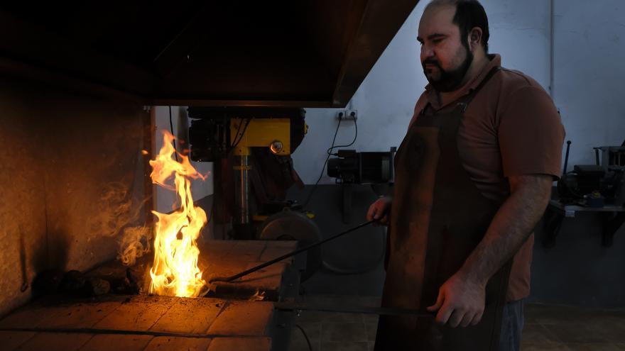 Daylos Kevin, fabricante de cuchillos canarios en Jinámar