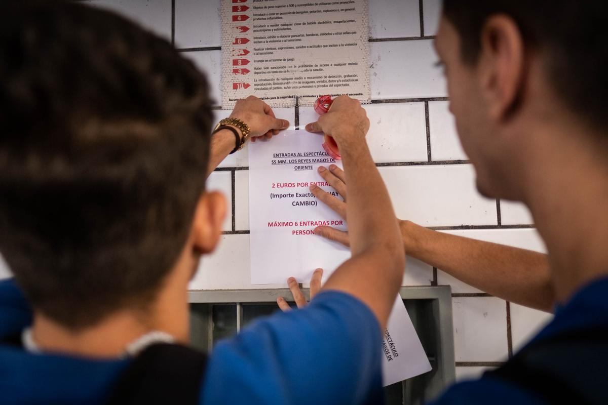 Colocan un cartel en la taquilla del estadio con los datos de la venta máxima y el coste de cada localidad.