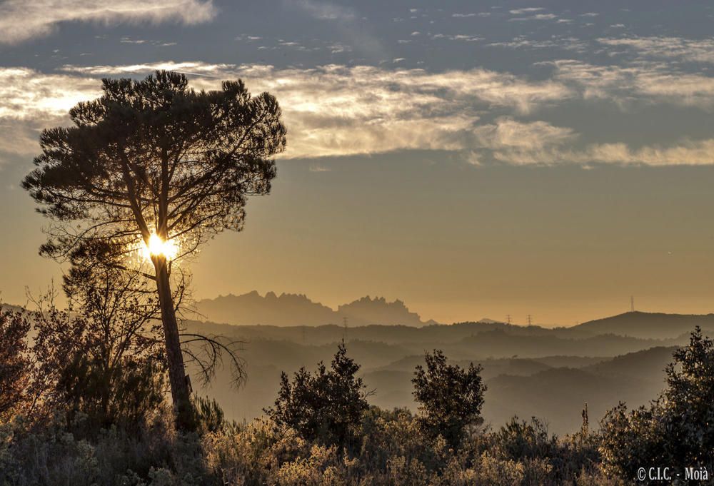 Posta. Els raigs de sol anaven de baixa i arribava el capvespre. Imatge captada des de la Granera, al Moianès, amb vistes a Montserrat.