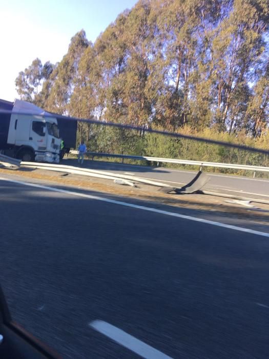 El accidente de un camión colapsa la A-52 en senti