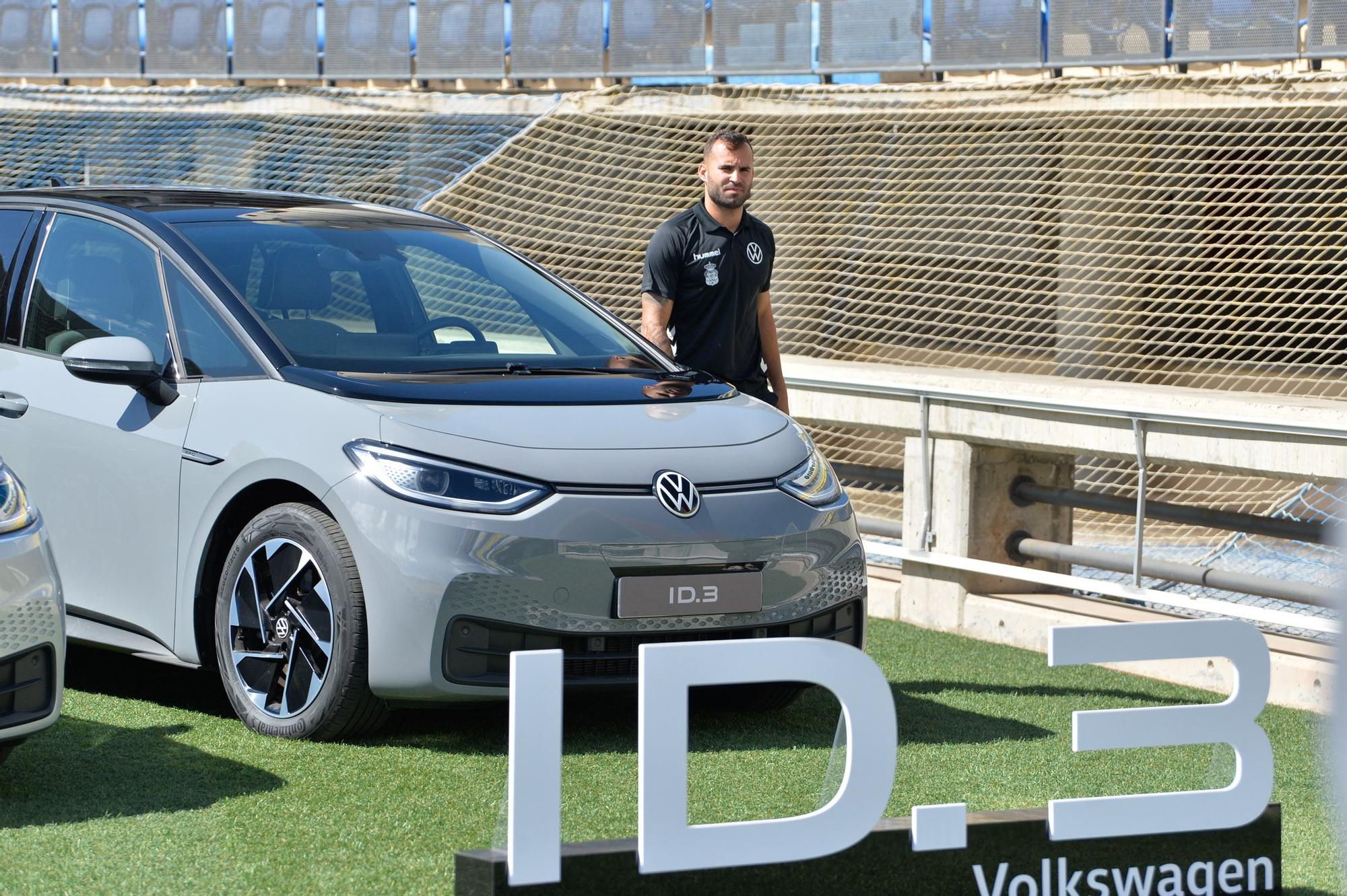 La UD Las Palmas recibe la nueva flota de coches eléctricos Volkswagen ID.3