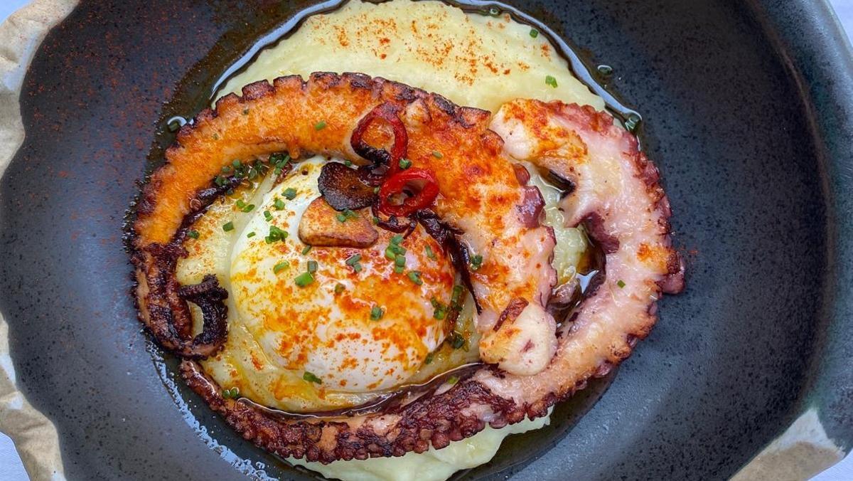 Salteado de pulpo con cremoso de patata "y el huevo perfecto", del restaurante 11 Nudos (Barcelona).
