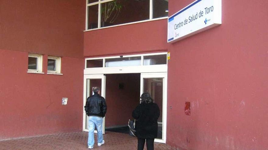 Dos usuarios acceden al centro de salud de Toro en el que ha sido suprimmida la consulta de pediatría.