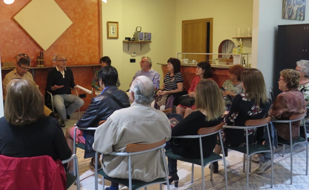 Participantes en una reunión del clun de lectura Valle Inclán
