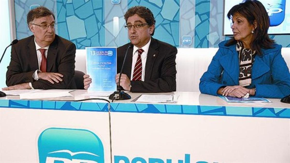 Los populares Antoni Bosch, Enric Millo (en el centro) y Dolors López, ayer, en la presentación de la ponencia.