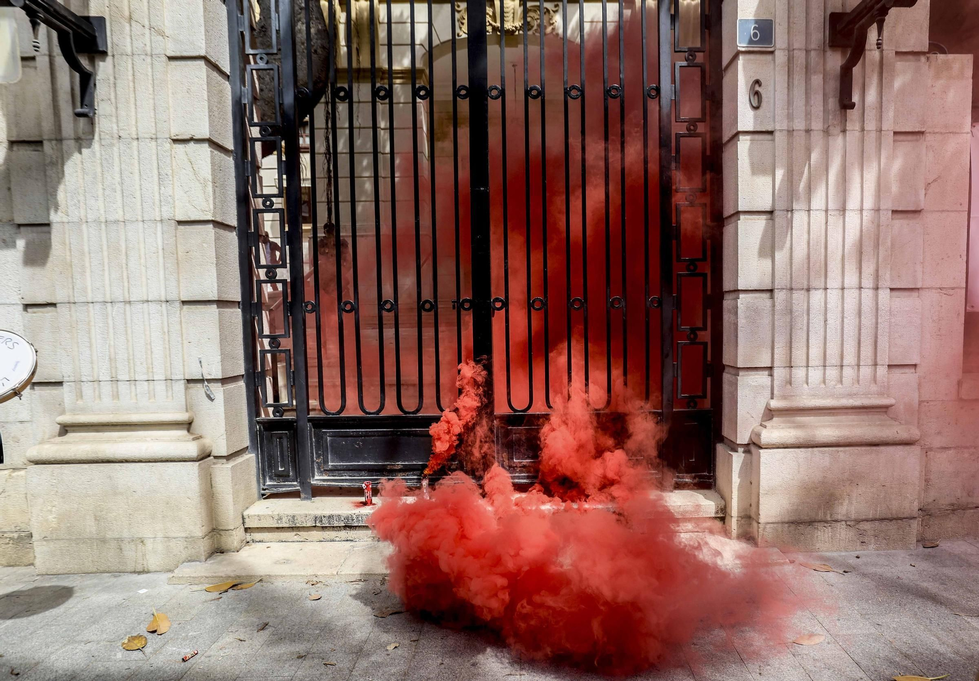 Protesta de los bomberos frente a la Diputación de Alicante