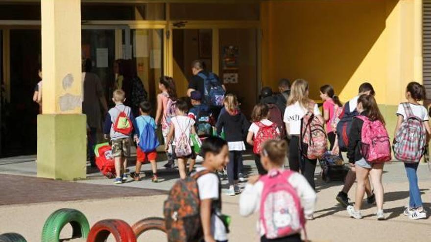 Un grup de nens, entrant a una escola de Lloret de Mar.