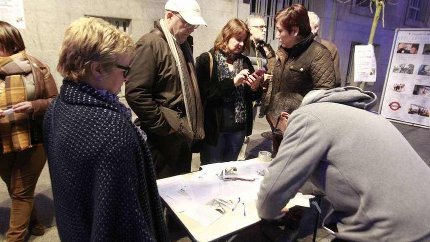 Recogida de firmas de la plataforma en la calle del Paseo, ayer por la tarde. // Jesús Regal