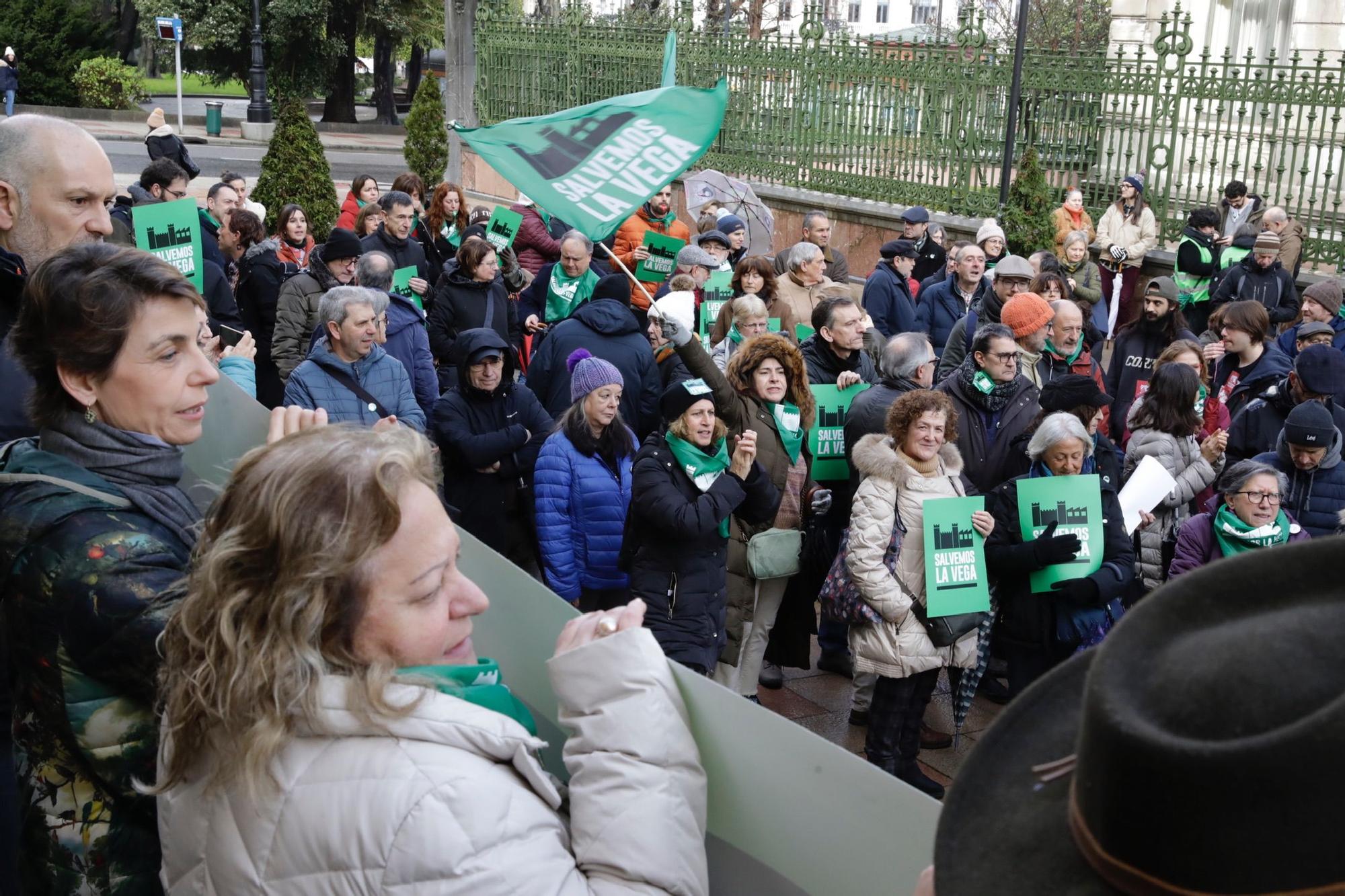 "La Vega no se vende, La Vega se defiende": así fue la concentración de Salvemos La Vega en Oviedo