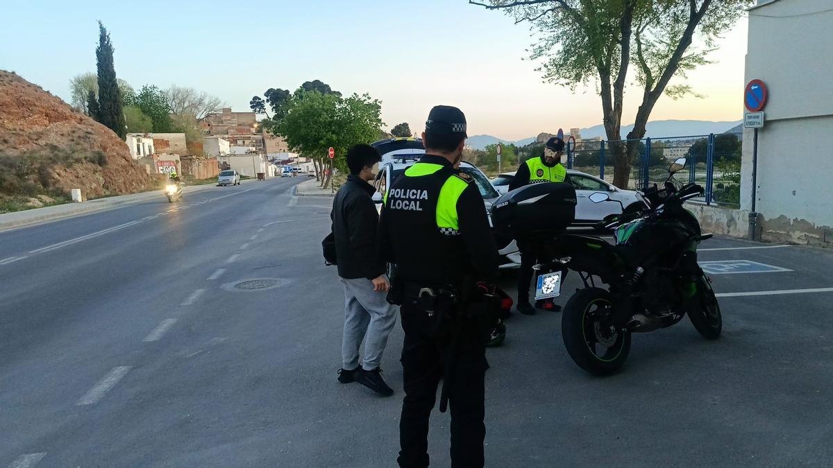 Control en Elda por parte de la Policía Local a un motorista.