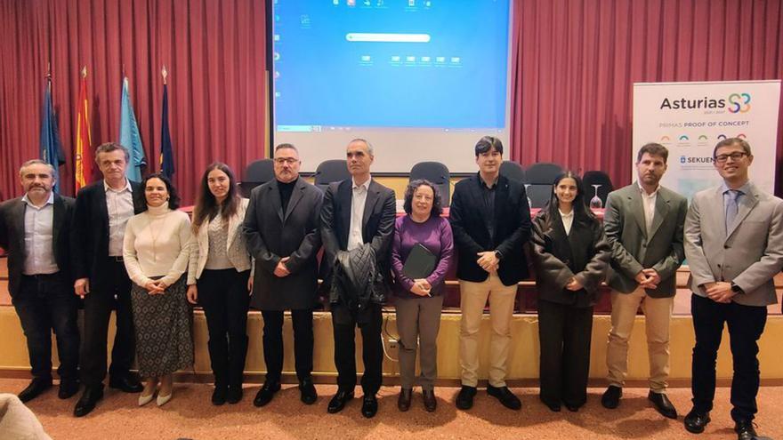 Borja Sánchez (cuarto por la derecha), junto a la vicerrectora de Transferencia de la Universidad, Begoña Cueto, con representantes de los grupos de investigación, empresas, Sekuens y la EPI de Gijón.